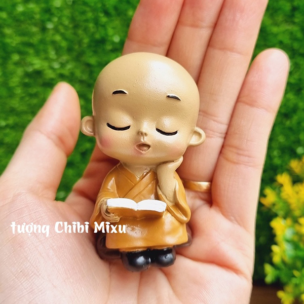 Tượng chú tiểu áo nâu nhí 7cm mẫu đọc sách đáng yêu